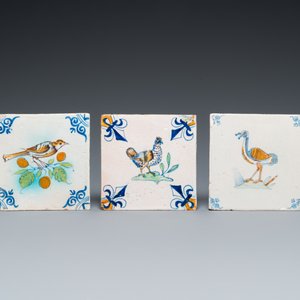 Trois carreaux en faïence polychrome de Delft figurant une poule, une mésange huppée et une autruche, 17ème — photo 2