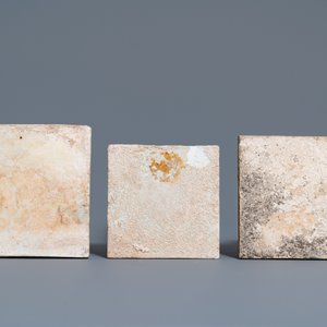 Trois carreaux en porcelaine de Chine en bleu et blanc et en pourpre, Kangxi/Qianlong — photo 2