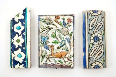 Trois carreaux islamiques de Damas et d'Iran, art qajar, 17/19ème