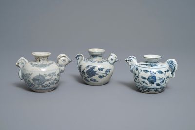 Trois compte-gouttes aux têtes de poules en porcelaine de Chine en bleu et blanc, Ming