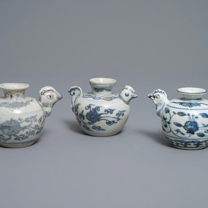 Trois compte-gouttes aux têtes de poules en porcelaine de Chine en bleu et blanc, Ming — photo 1