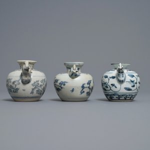 Trois compte-gouttes aux têtes de poules en porcelaine de Chine en bleu et blanc, Ming — photo 5