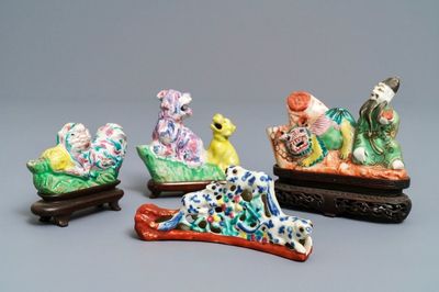 Trois comptes-gouttes et un repose-pinceaux en porcelaine de Chine famille rose, 18/19ème