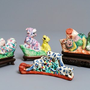 Trois comptes-gouttes et un repose-pinceaux en porcelaine de Chine famille rose, 18/19ème — photo 1