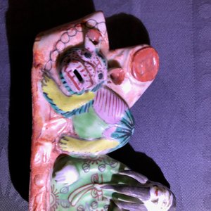 Trois comptes-gouttes et un repose-pinceaux en porcelaine de Chine famille rose, 18/19ème — photo 18