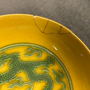 Trois coupes en porcelaine de Chine à fond jaune, 19/20ème — photo 6