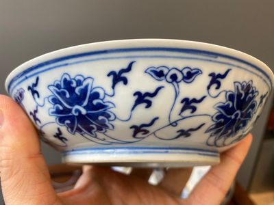 Trois coupes en porcelaine de Chine en bleu et blanc aux rinceaux de lotus, marque et époque de Guangxu — photo 8