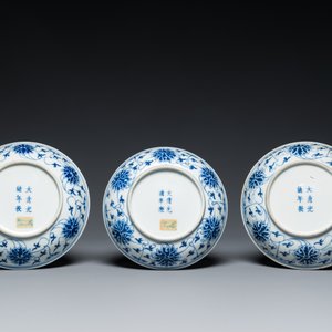 Trois coupes en porcelaine de Chine en bleu et blanc aux rinceaux de lotus, marque et époque de Guangxu — photo 3