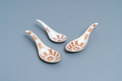 Trois cuillères en porcelaine de Chine en rouge de fer et doré, marques et époques de Daoguang et Tongzhi