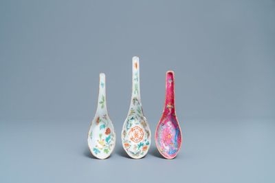 Trois cuillères en porcelaine de Chine famille rose, 19/20ème