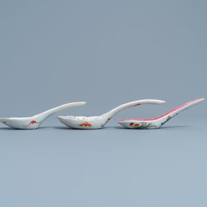 Trois cuillères en porcelaine de Chine famille rose, 19/20ème — photo 3