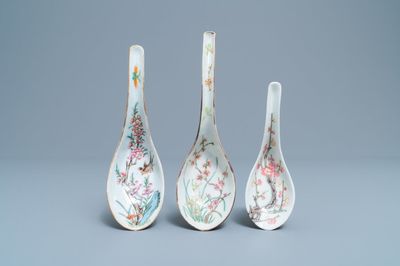 Trois cuillères en porcelaine de Chine famille rose, 19/20ème