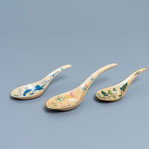 Trois cuillères en porcelaine de Chine famille rose à fond café au lait, marque et époque de Daoguang — photo 1