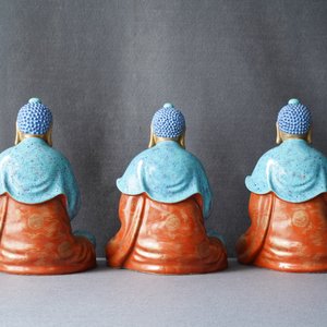 Trois figures de Bodhisattva en porcelaine de Chine aux émaux robin's egg et dorés, Qianlong/Jiaqing — photo 21