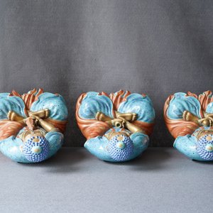 Trois figures de Bodhisattva en porcelaine de Chine doré et polychrome, Qianlong/Jiaqing — photo 22