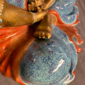 Trois figures de Bodhisattva en porcelaine de Chine doré et polychrome, Qianlong/Jiaqing — photo 34