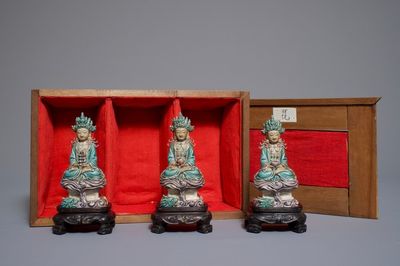 Trois figures de Bouddha en émaille sur biscuit, Chine, 19/20ème