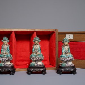 Trois figures de Bouddha en émaille sur biscuit, Chine, 19/20ème — photo 1