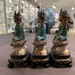 Trois figures de Bouddha en émaille sur biscuit, Chine, 19/20ème — photo 11