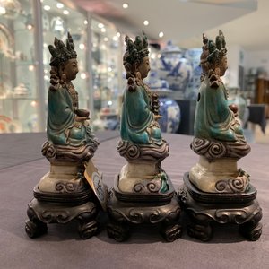 Trois figures de Bouddha en émaille sur biscuit, Chine, 19/20ème — photo 13