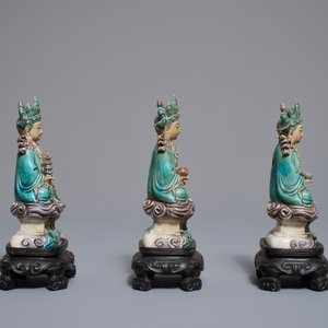 Trois figures de Bouddha en émaille sur biscuit, Chine, 19/20ème — photo 5