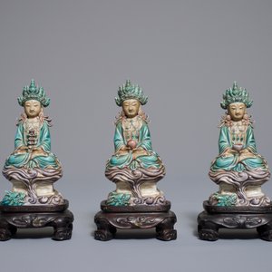 Trois figures de Bouddha en émaille sur biscuit, Chine, 19ème — photo 2