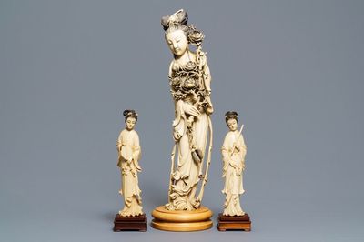 Trois figures de femmes de cour en ivoire sculpté, Chine, vers 1900