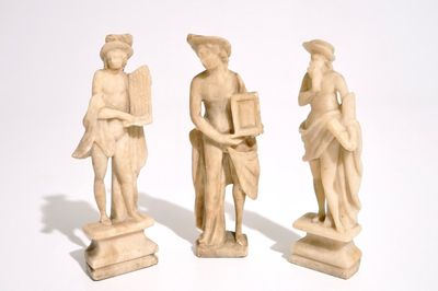 Trois figures en albâtre sculpté, Italie, 18ème