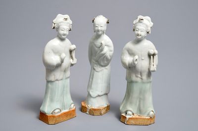 Trois figures en biscuit émaillé blanc et céladon, Qianlong