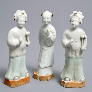 Trois figures en biscuit émaillé blanc et céladon, Qianlong — photo 1