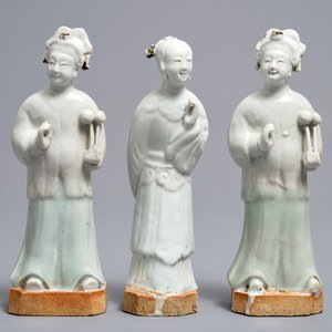 Trois figures en biscuit émaillé blanc et céladon, Qianlong — photo 2