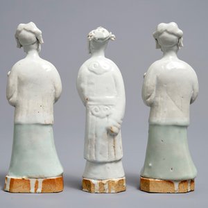 Trois figures en biscuit émaillé blanc et céladon, Qianlong — photo 4