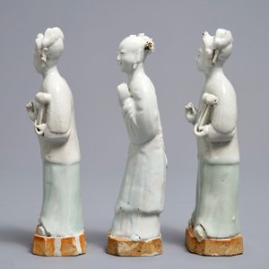 Trois figures en biscuit émaillé blanc et céladon, Qianlong — photo 5