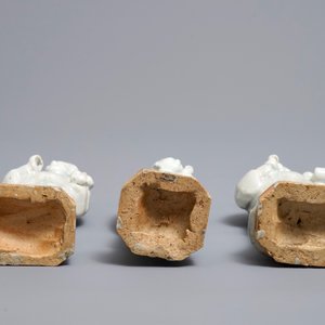 Trois figures en biscuit émaillé blanc et céladon, Qianlong — photo 6