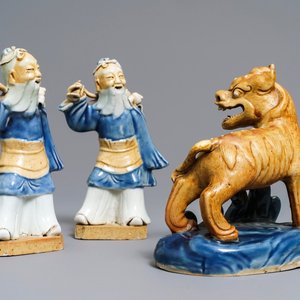 Trois figures en biscuit émaillé bleu et blanc, Chine, Qianlong — photo 1