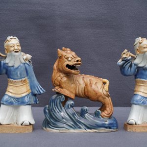 Trois figures en biscuit émaillé bleu et blanc, Chine, Qianlong — photo 8