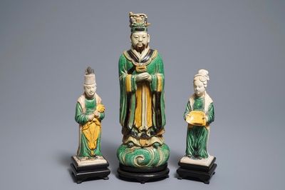 Trois figures en grès émaillé sancai, Chine, Ming