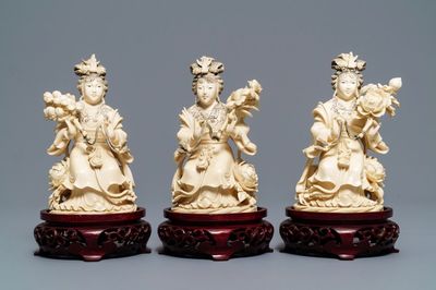Trois figures en ivoire de filles aux fleurs, Chine, 19/20ème