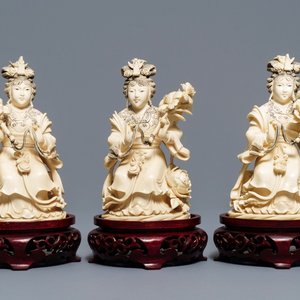 Trois figures en ivoire de filles aux fleurs, Chine, 19/20ème — photo 1