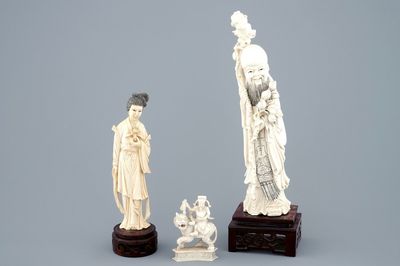 Trois figures en ivoire sculpté, Chine, vers 1900