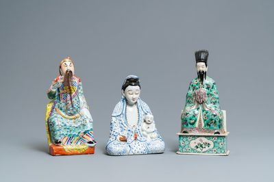 Trois figures en porcelaine de Chine famille rose et verte, 19/20ème