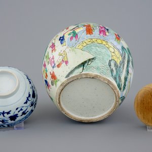 Trois figures, un pot à gingembre et un bol à décor de lotus en porcelaine de Chine, 18/19ème — photo 13
