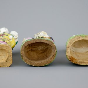 Trois figures, un pot à gingembre et un bol à décor de lotus en porcelaine de Chine, 18/19ème — photo 7