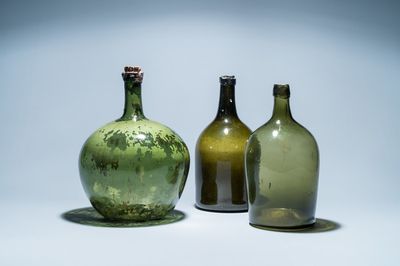 Trois grandes bouteilles en verre vert, 18ème