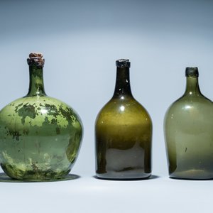 Trois grandes bouteilles en verre vert, 18ème — photo 2