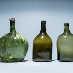 Trois grandes bouteilles en verre vert, 18ème — photo 3