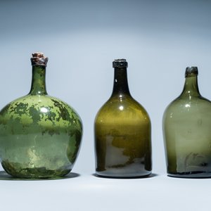 Trois grandes bouteilles en verre vert, 18ème — photo 5