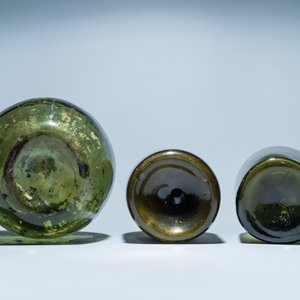 Trois grandes bouteilles en verre vert, 18ème — photo 7