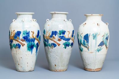 Trois grandes jarres de type martaban en grès émaillé polychrome à décor appliqué, Qing