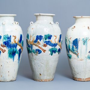 Trois grandes jarres de type martaban en grès émaillé polychrome à décor appliqué, Qing — photo 1
